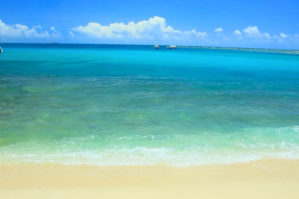 Plage calme et eau turquoise de Xiaodonghai (小东海) à Sanya