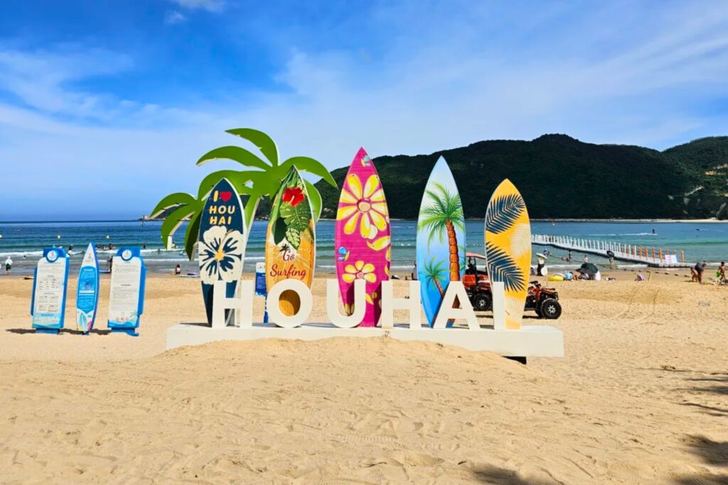 Plage et surf dans le village côtier de 后海村, spot populaire à Sanya