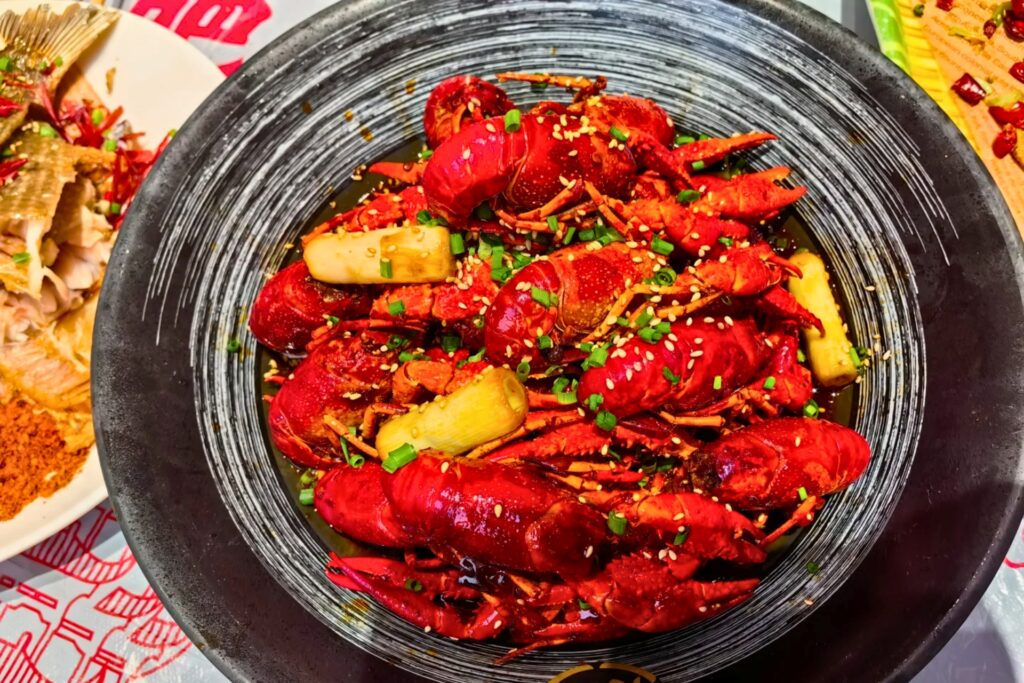 Plateau d’écrevisses huile-braisées 油焖大虾, plat emblématique des soirées wuhanaises