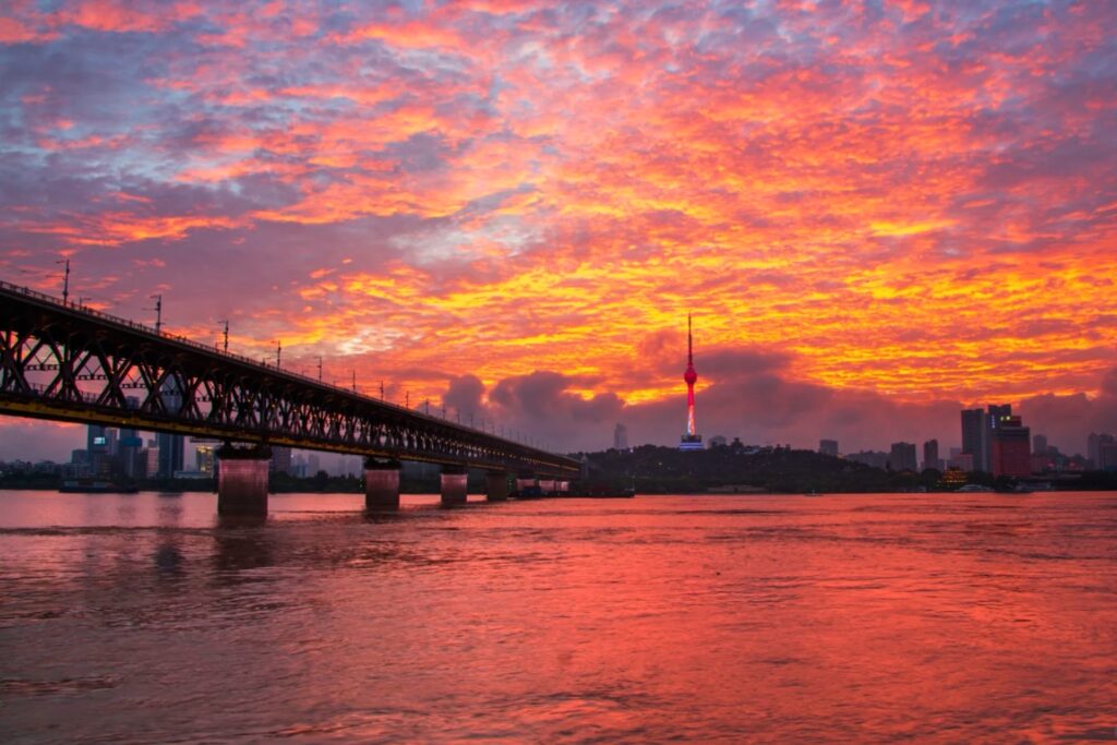 Pont du Yangtsé 长江大桥 au coucher du soleil à Wuhan