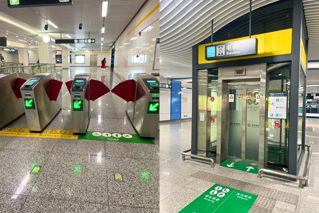 Portique et ascendeur pour bagages dans le métro chinois