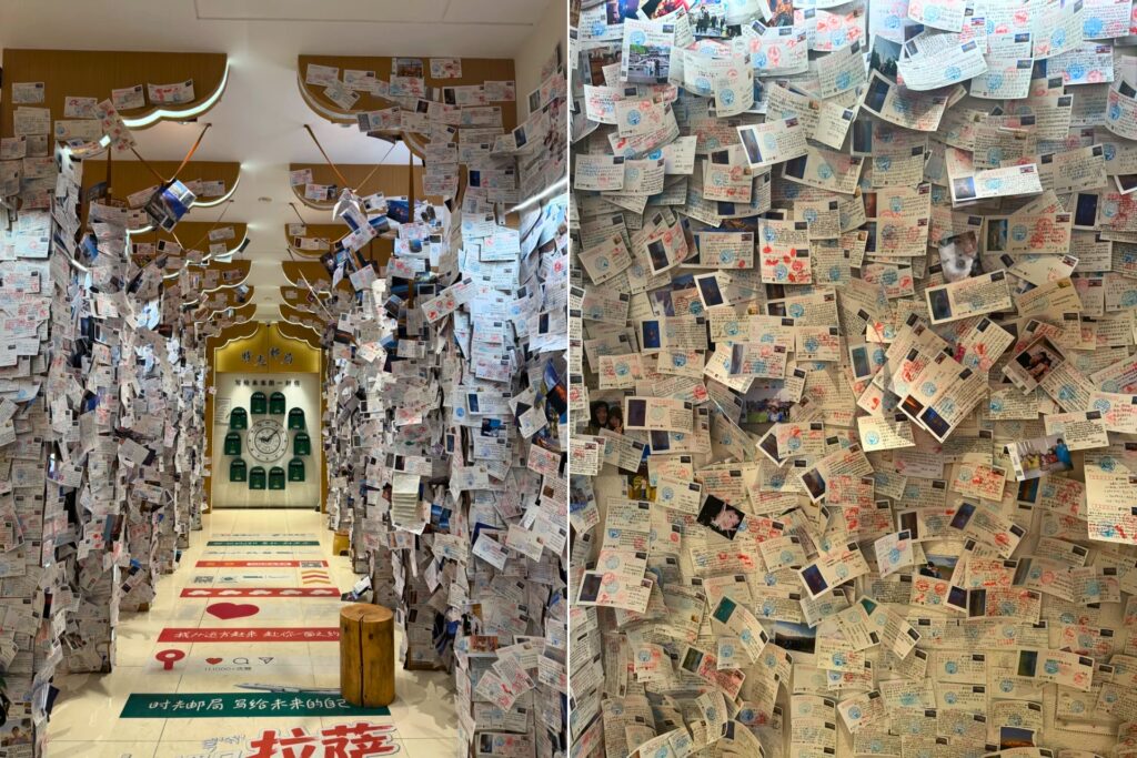 Poste du Ciel 天上西藏邮局 à Lhassa, mur de cartes postales colorées