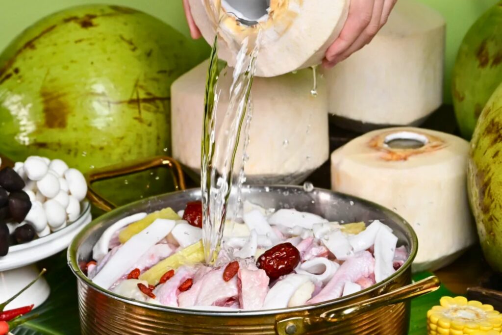 Poulet à la noix de coco 椰子鸡 de Sanya, bouillon clair au 椰青 et viande de 文昌鸡