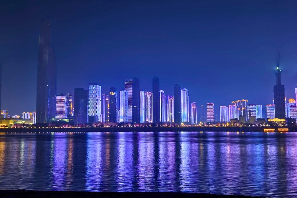 Promenade nocturne sur 汉口江滩 avec vue sur le Yangtsé à Wuhan