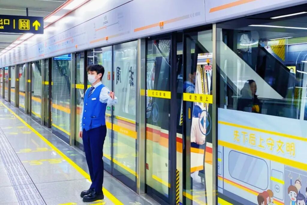Quai de métro en Chine avec train à l’arrêt, illustrant la sécurité et l’organisation du transport urbain