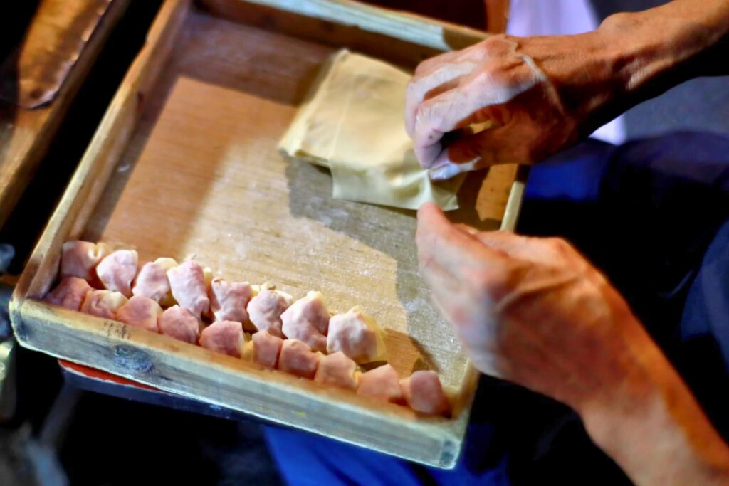 Raviolis frappés de Wenzhou (Qiāo húntún 敲馄饨), spécialité nocturne préparée à la main