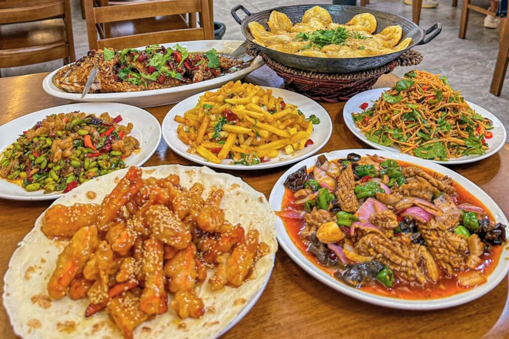 Repas chinois avec plusieurs plats à partager au centre de la table