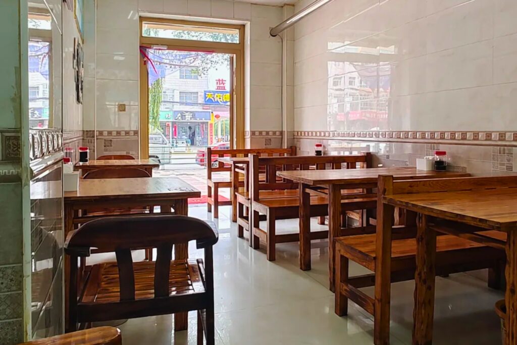 Restaurant bien noté en Chine mais peu fréquenté par les habitants, illustration d’une idée reçue