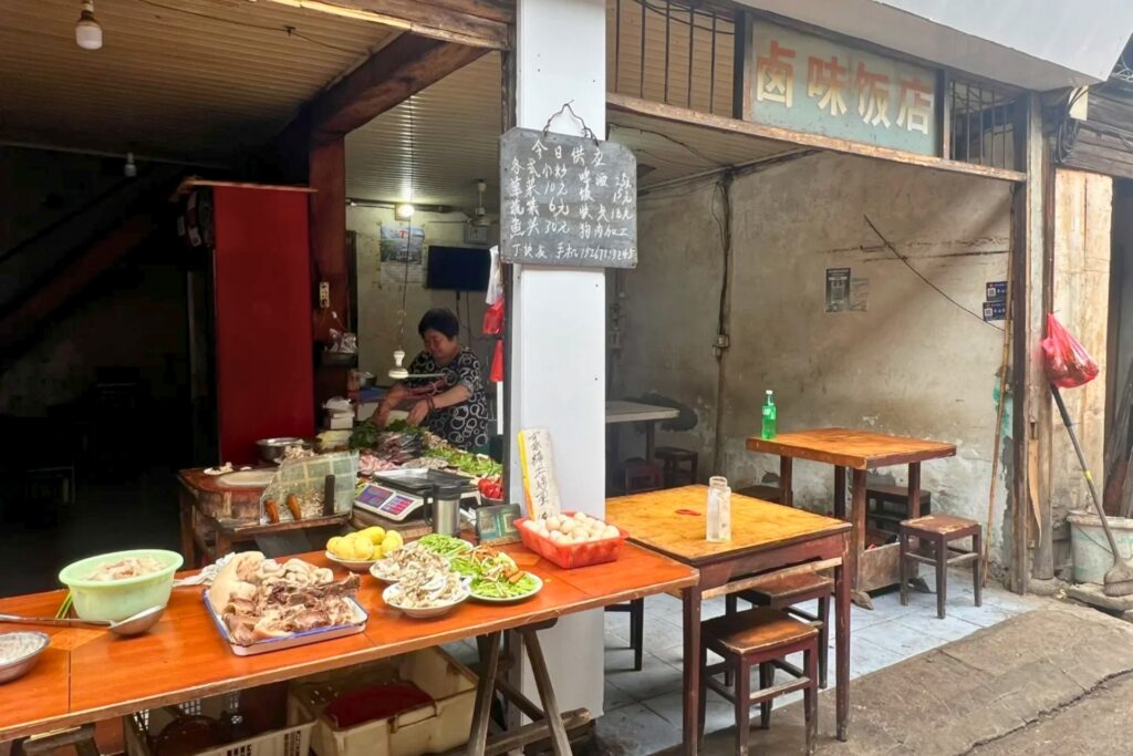 Restaurant local du quotidien, illustrant la réalité de la cuisine chinoise vécue par les habitants