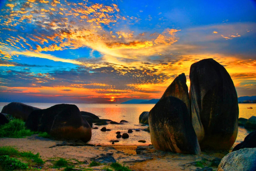 Rochers emblématiques “天涯” et “海角” face à la mer dans le site Tianya Haijiao à Sanya