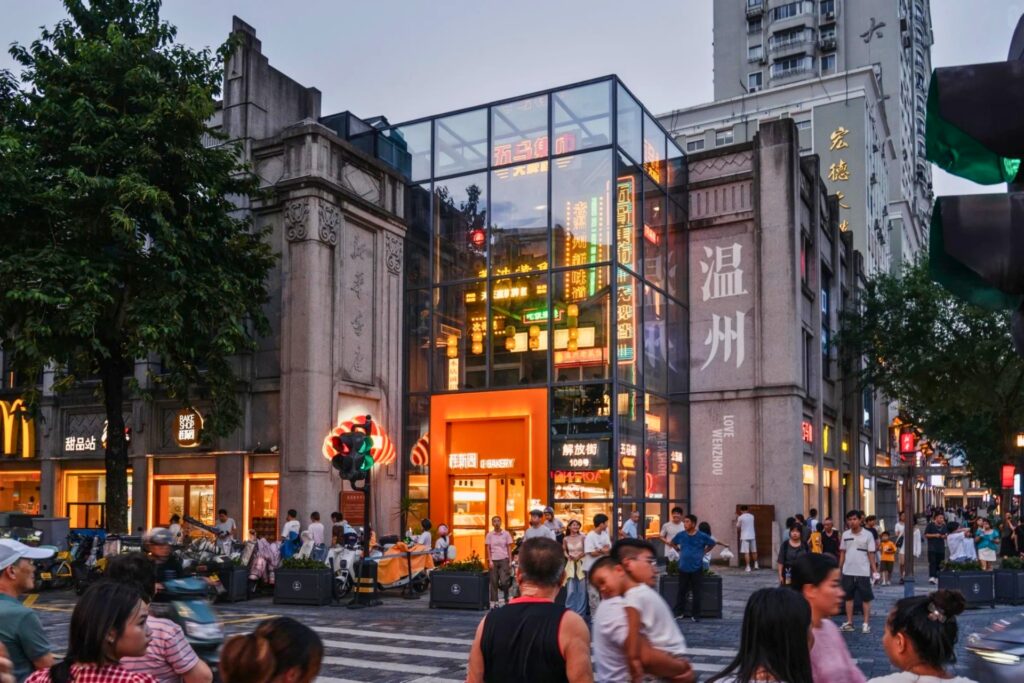 Rue animée de Wuma Street à Wenzhou, cœur historique et gastronomique de la ville
