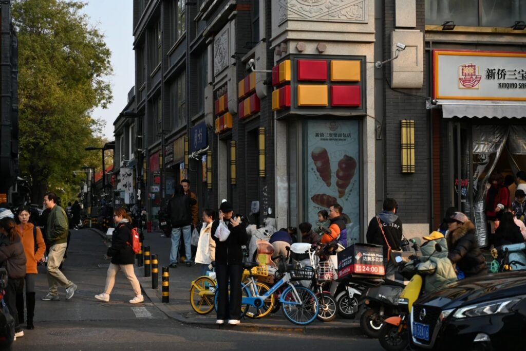 Scène de vie quotidienne en Chine montrant un environnement fluide et organisé pour ceux qui comprennent le fonctionnement local