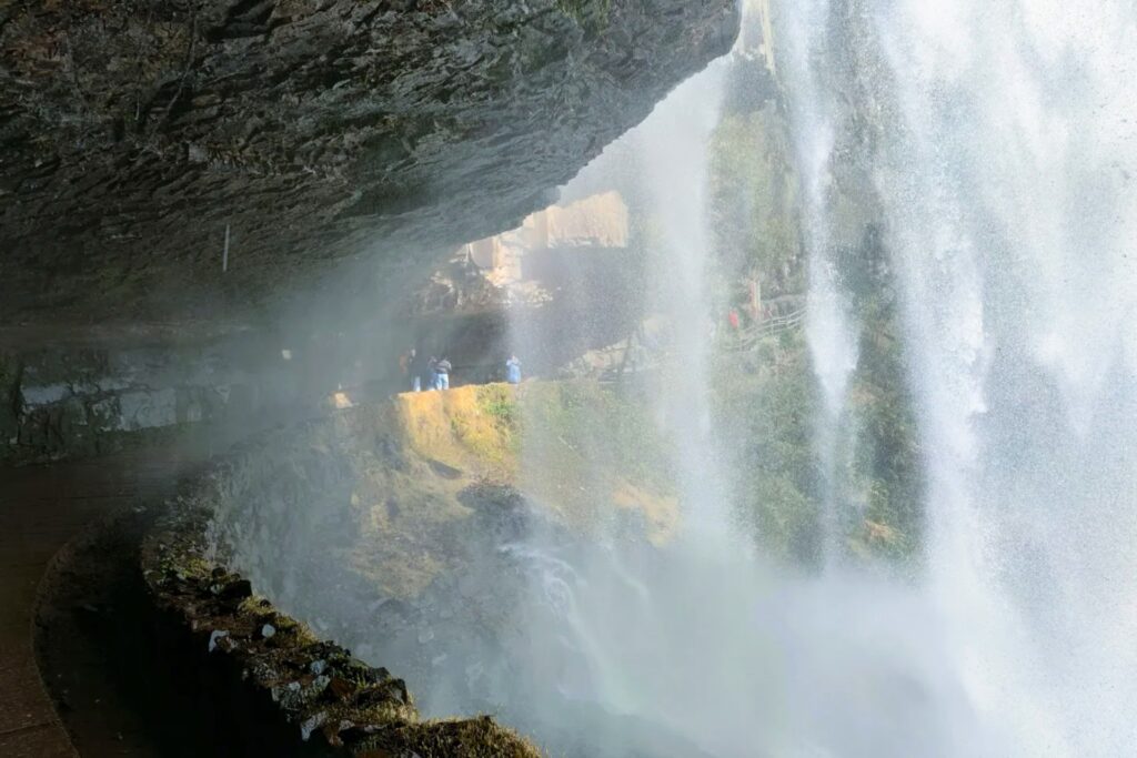 Sentier derrière la cascade de Baizhangji, expérience unique au cœur de l’eau et de la roche à Wenzhou
