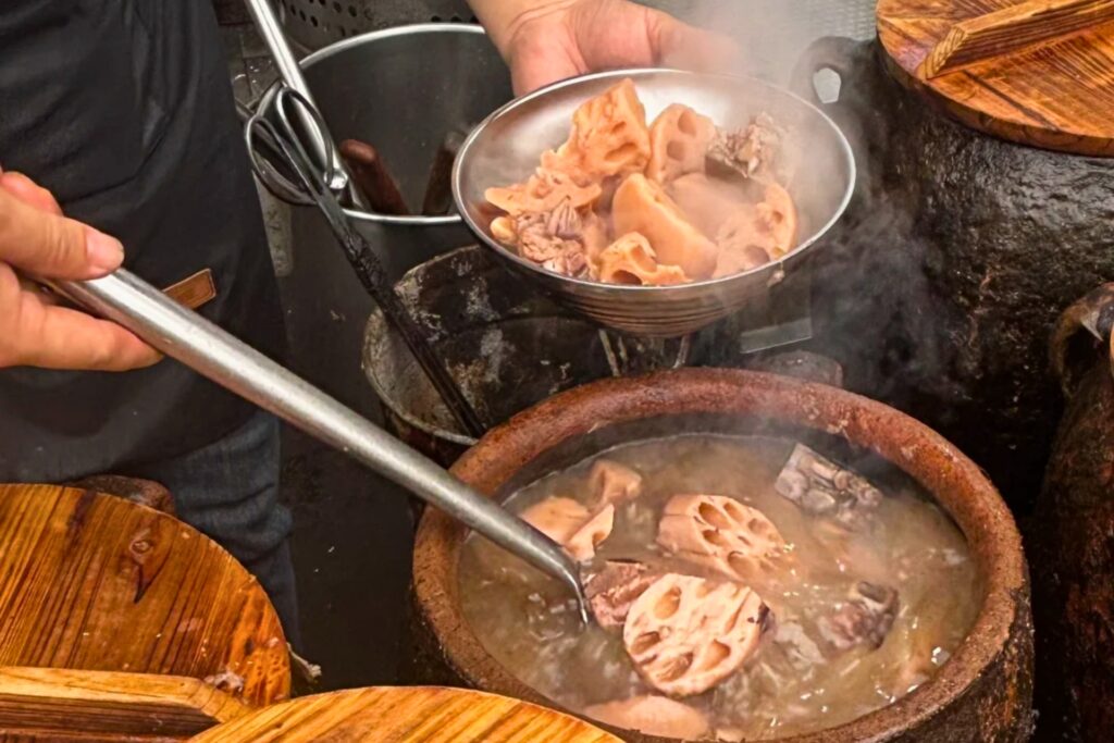 Soupe de lotus et côtes de porc 排骨藕汤, spécialité réconfortante du Hubei