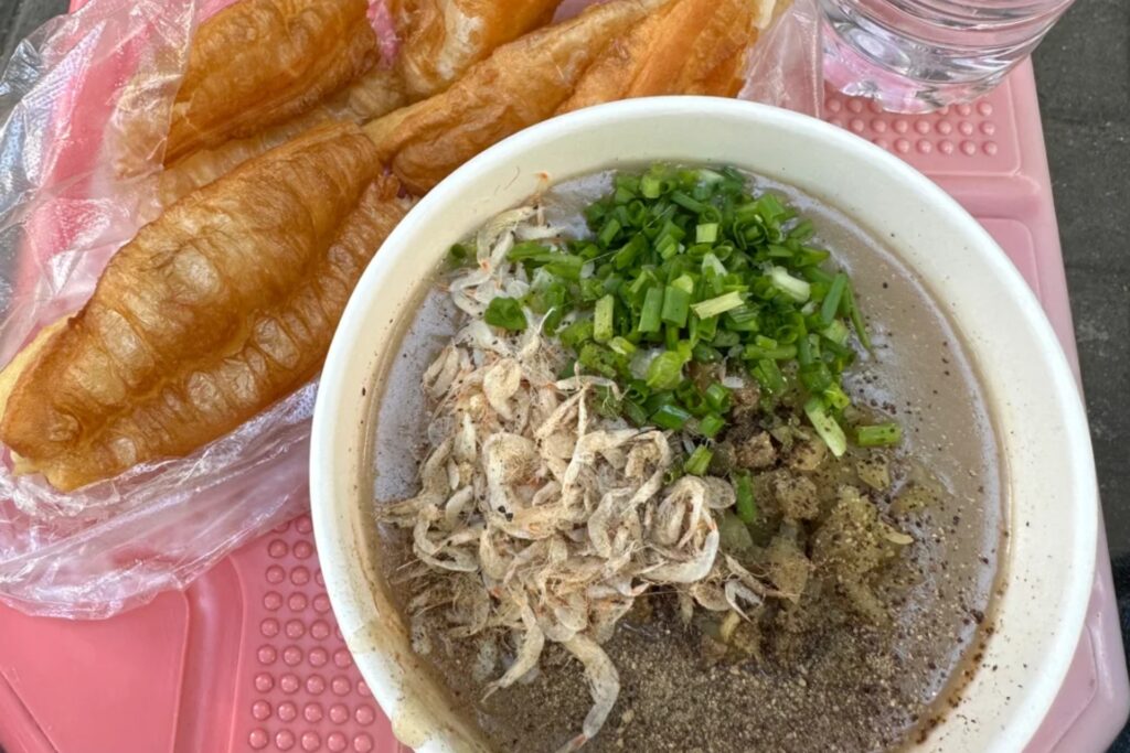 Soupe de nouilles au poisson 鲜鱼糊汤粉 avec 油条, spécialité traditionnelle de Wuhan