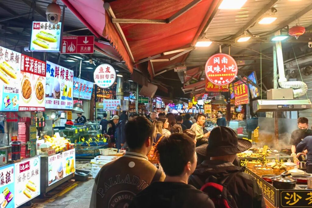 Stand de street food à Zhongshan Road 中山路, Xiamen, cuisine locale en pleine action