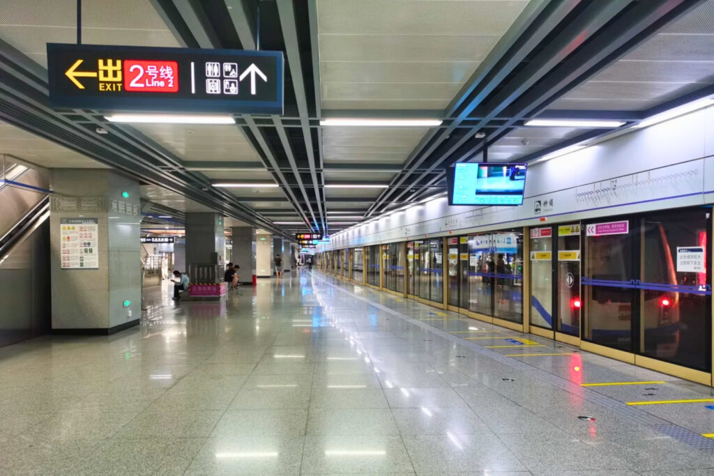 Station de métro moderne en Chine, symbole d’un pays ultra-connecté pensé avant tout pour ses habitants