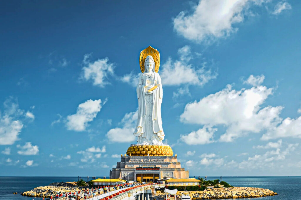 Statue géante de la Guanyin de la mer (南山海上观音) au Nanshan Cultural Tourism Area à Sanya