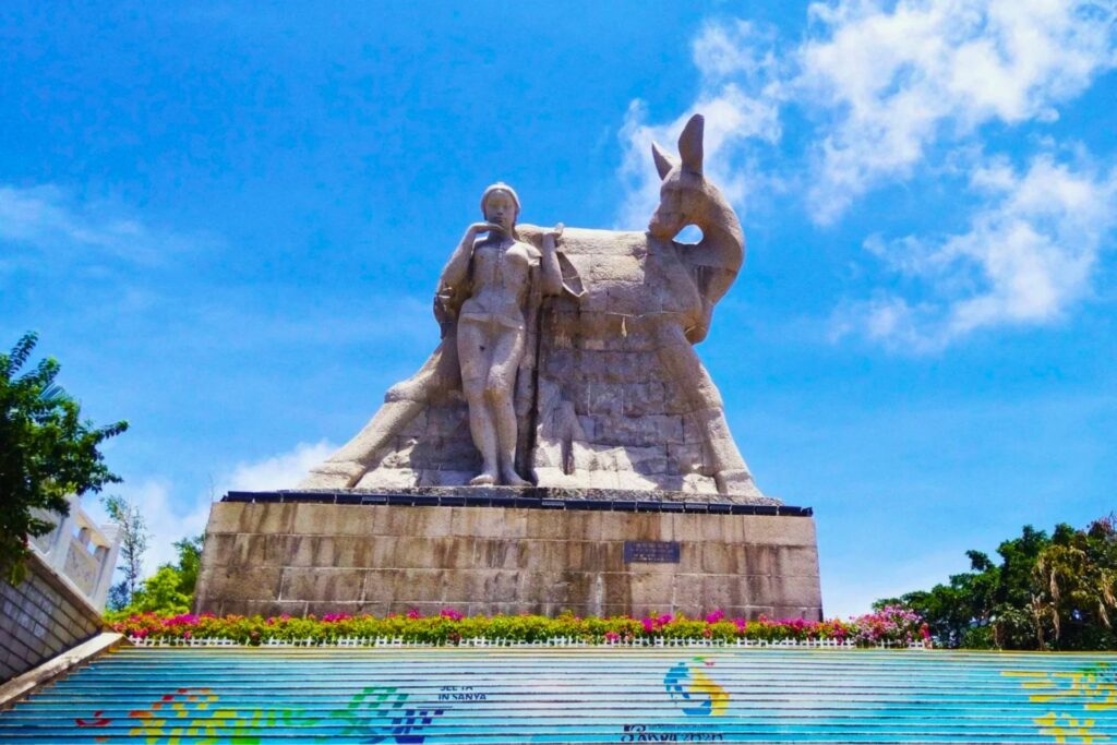 Statue légendaire du cerf et du chasseur dans le parc 鹿回头 à Sanya