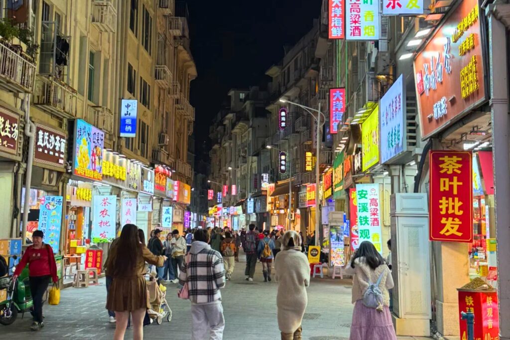 Street food nocturne à Xiamen 厦门, stands animés et ambiance locale