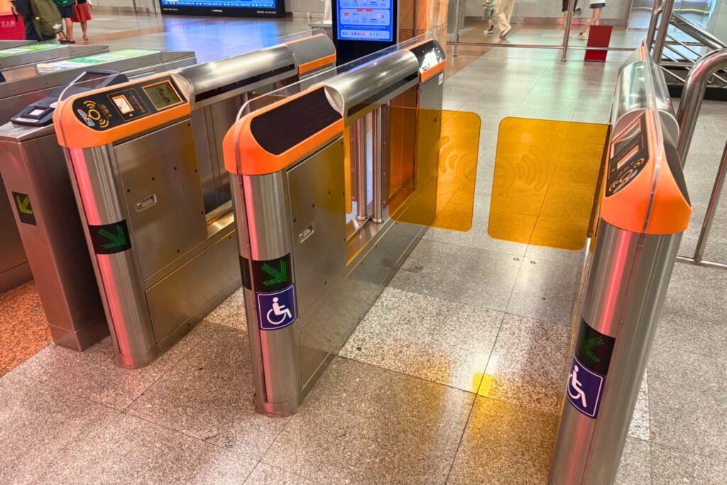 Système automatisé en Chine conçu pour les usagers locaux, peu adapté aux voyageurs étrangers