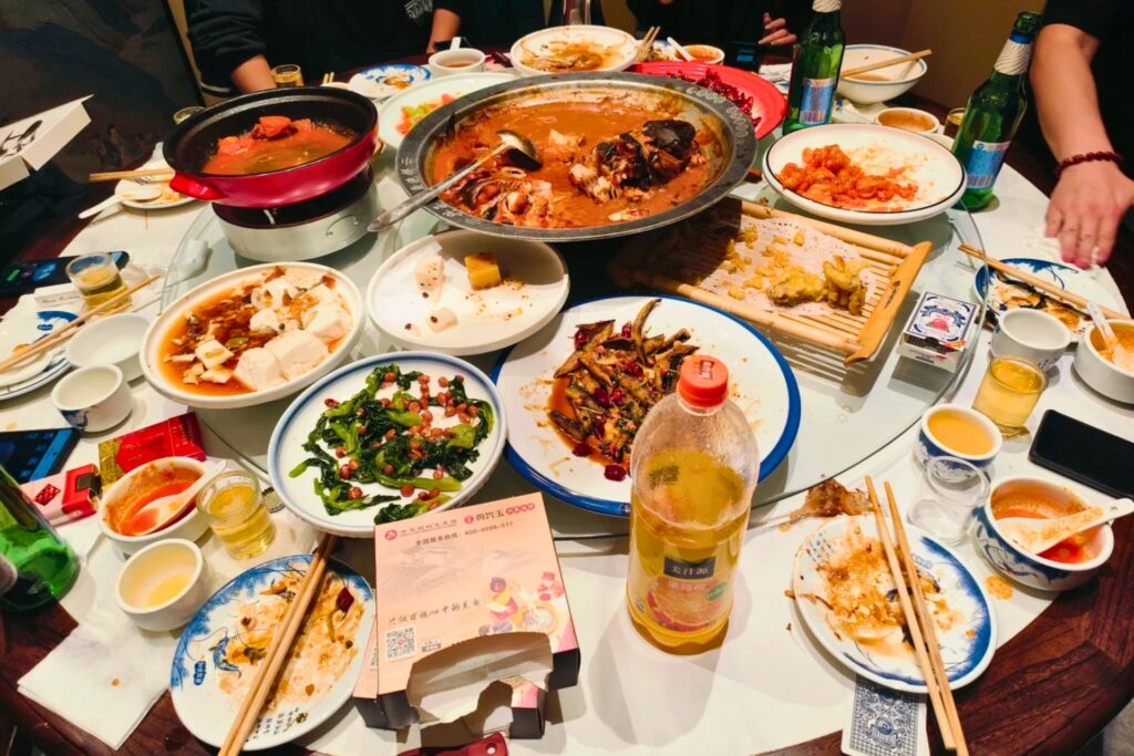 Table de restaurant chinois après le repas – on part sans attendre l’addition