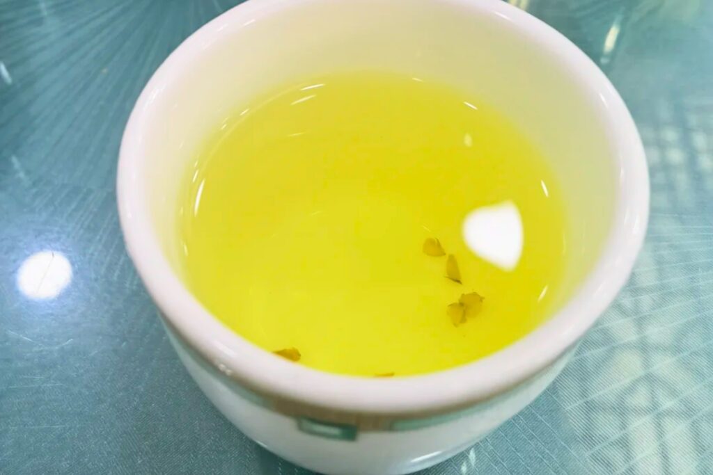 Tasse de thé servie au restaurant en Chine, choc culturel pour les voyageurs