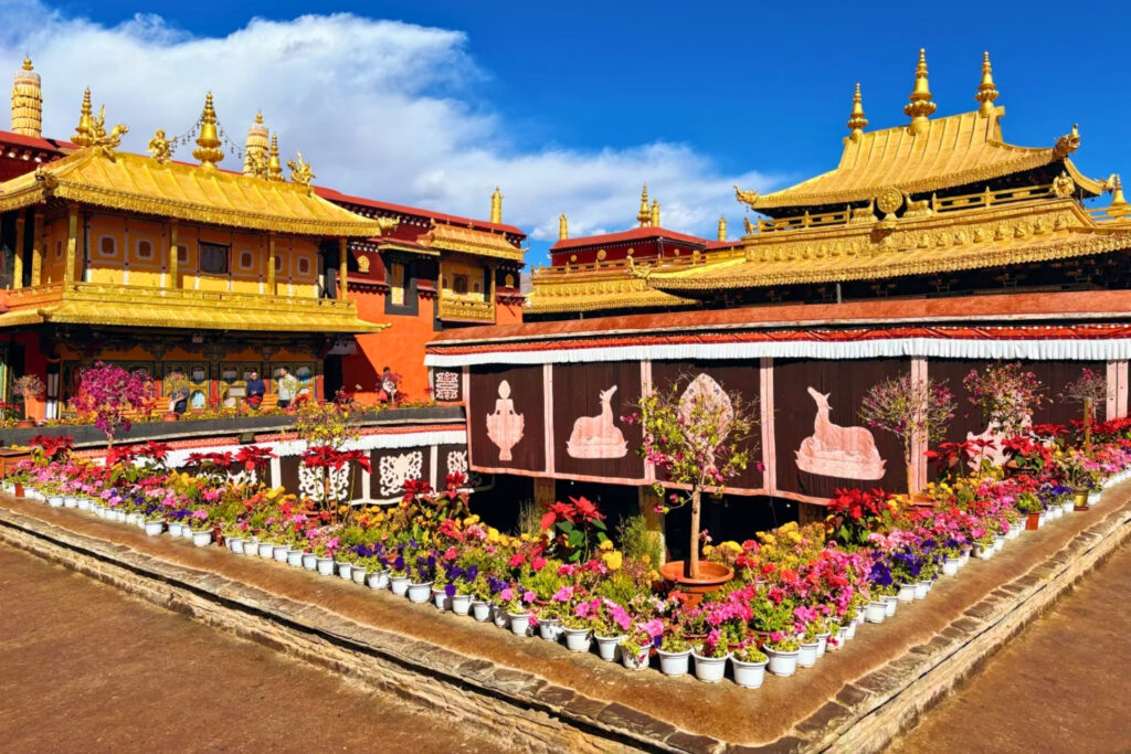 Temple Jokhang 大昭寺 à Lhassa, pèlerins tibétains marchant autour du sanctuaire