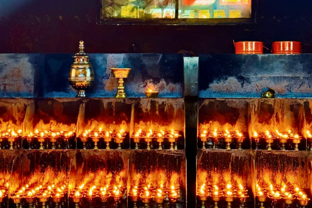 Lampes à beurre traditionnelles dans le temple Jokhang à Lhassa, Tibet.