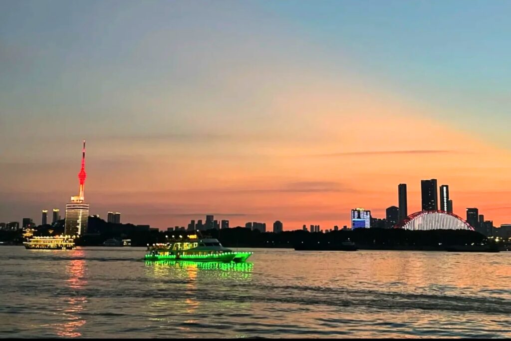 Traversée du Yangtsé en ferry 长江轮渡 entre Wuhan et Wuchang
