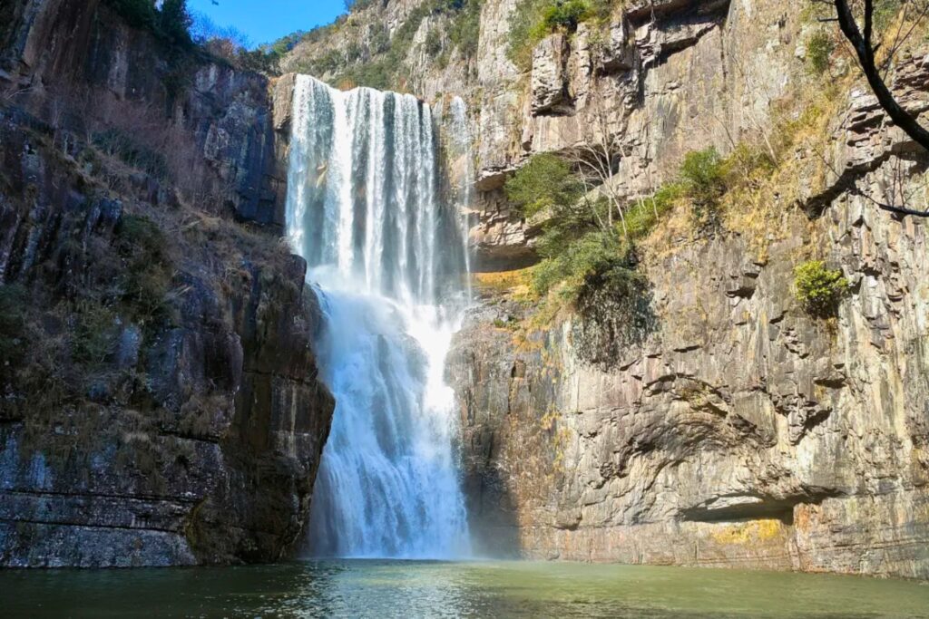 Troisième cascade de Baizhangji (三漈), paysage naturel paisible dans la région de Wenzhou