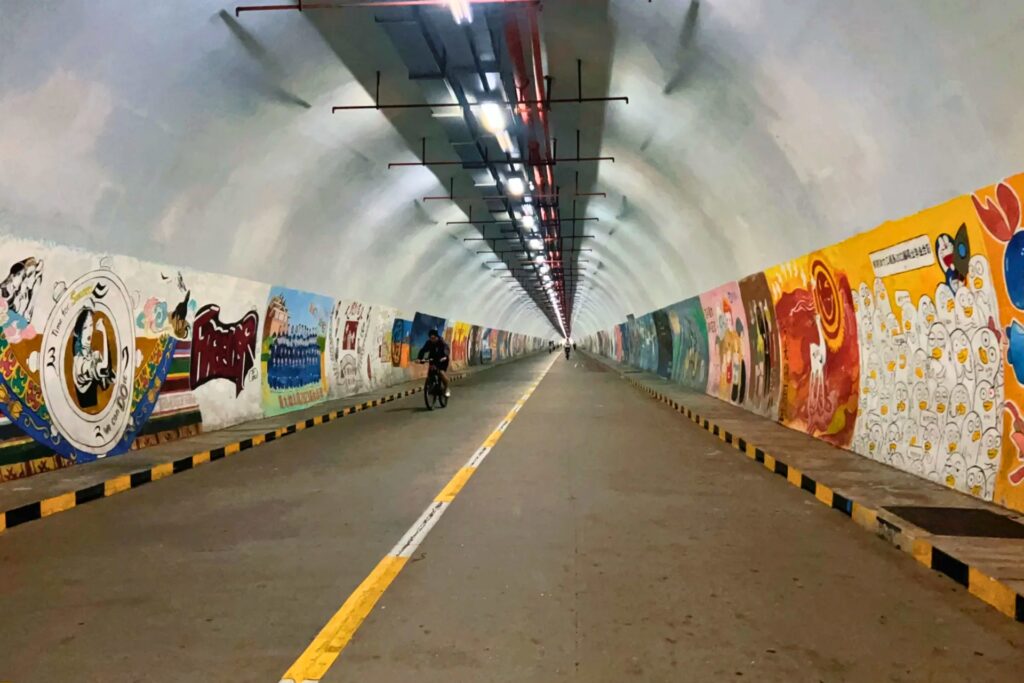 Tunnel Furong 芙蓉隧道 décoré de fresques étudiantes à Xiamen