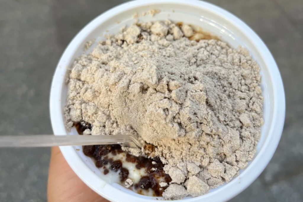 Un bol de 牦牛酸奶 avec sucre brun