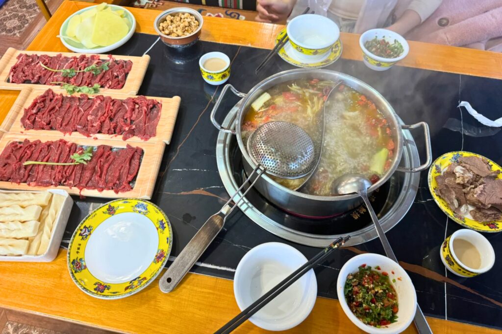 Un hot-pot de yak 酸汤牦牛火锅 bouillant, avec vapeur
