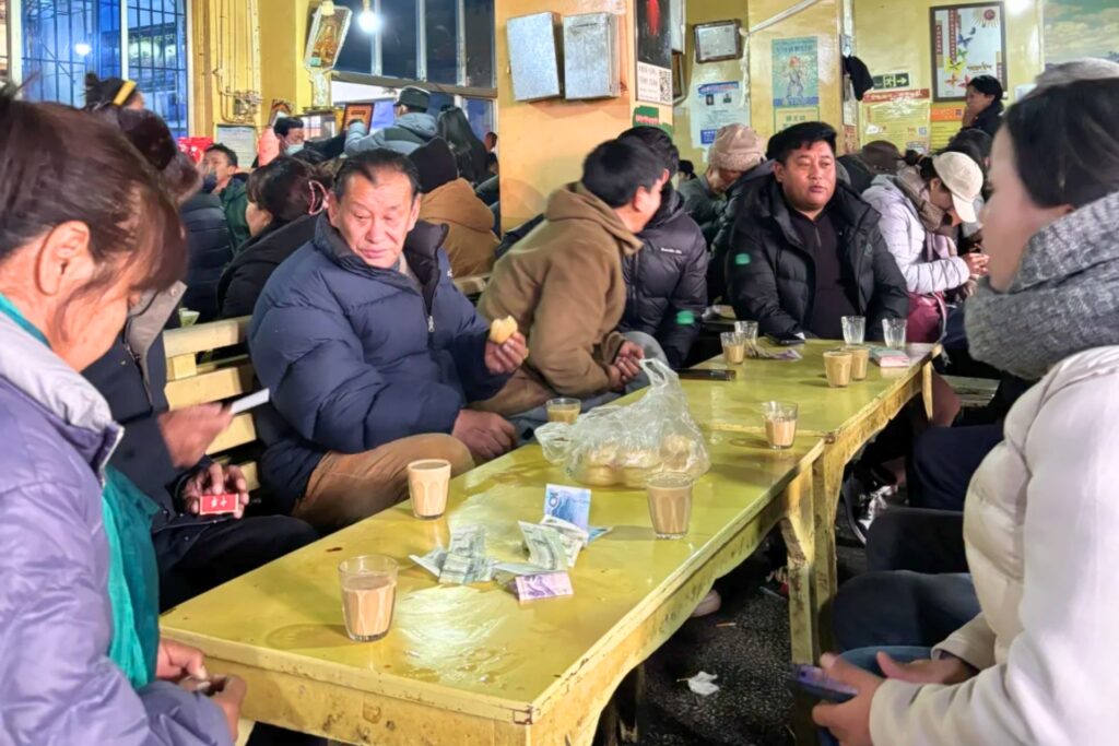 Une scène dans un 甜茶馆 (thé sucré servi dans des verres en verre)