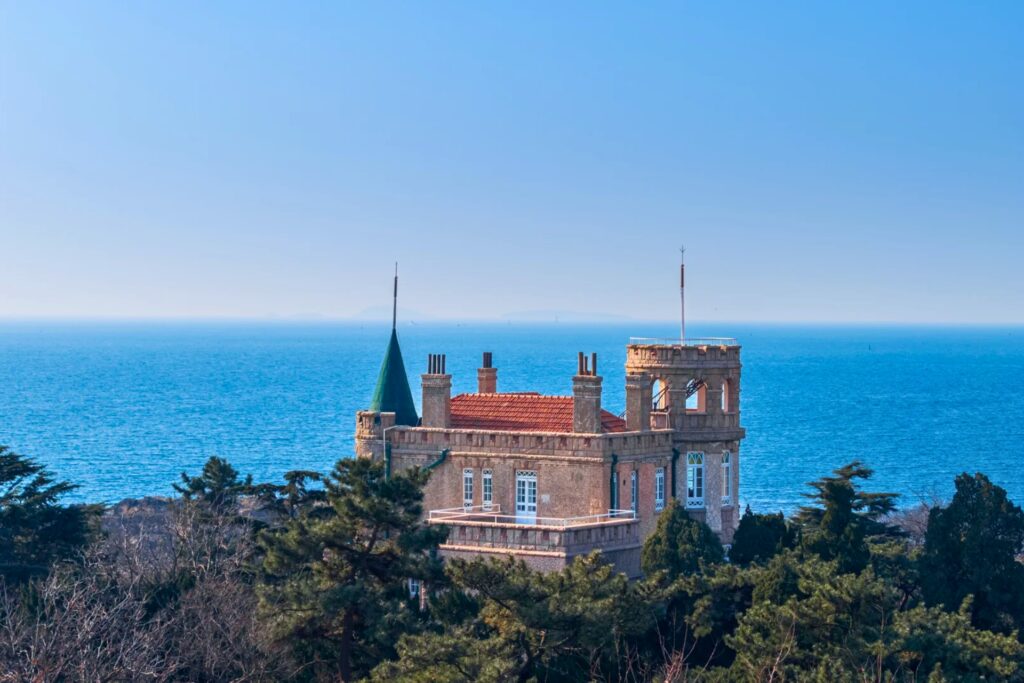 Villa de style européen dans le quartier historique de Badaguan, avec la mer bleu clair en arrière-plan