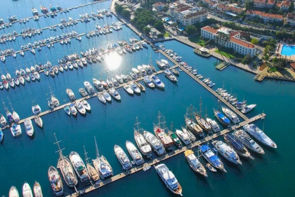 Voiliers alignés au port 半山半岛帆船港 avec mer bleue et ciel clair à Sanya