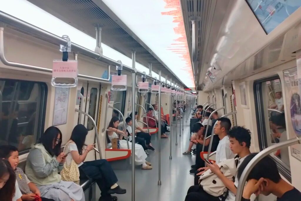 Voyageur utilisant le métro en Chine, symbole d’autonomie et de découverte urbaine
