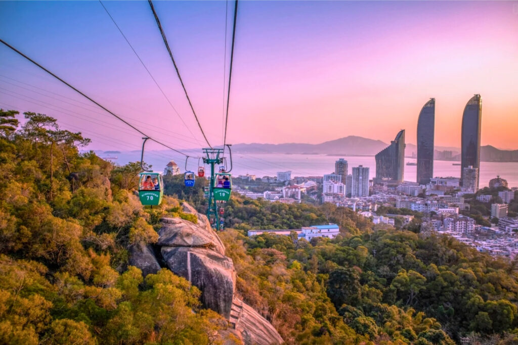 Vue aérienne de Xiamen depuis le téléphérique Zhonggu 钟鼓索道, entre collines et océan