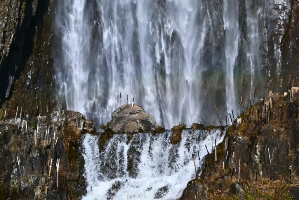 Vue immersive au pied de la première cascade de Baizhangji (一漈), site naturel emblématique près de Wenzhou