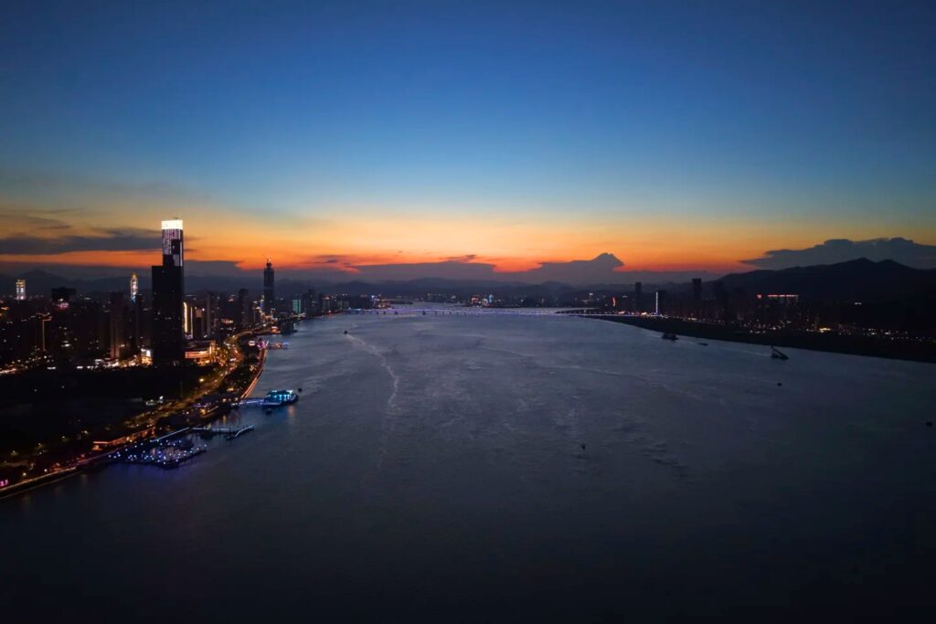 Vue nocturne de Wenzhou, ambiance paisible au bord de l’eau dans une ville chinoise authentique