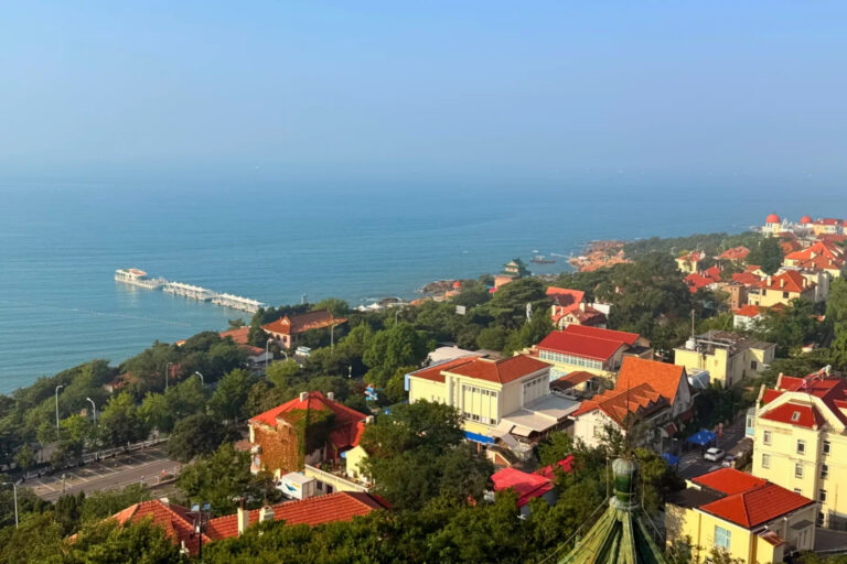Vue panoramique de Qingdao 青岛 avec les toits rouges et la mer depuis la colline 小鱼山 Xiǎoyúshān