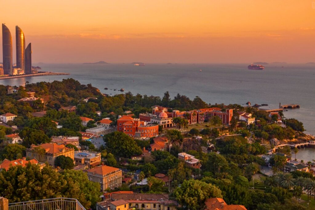 Vue panoramique depuis Riguangyan 日光岩 sur l’île de Gulangyu et la mer de Xiamen