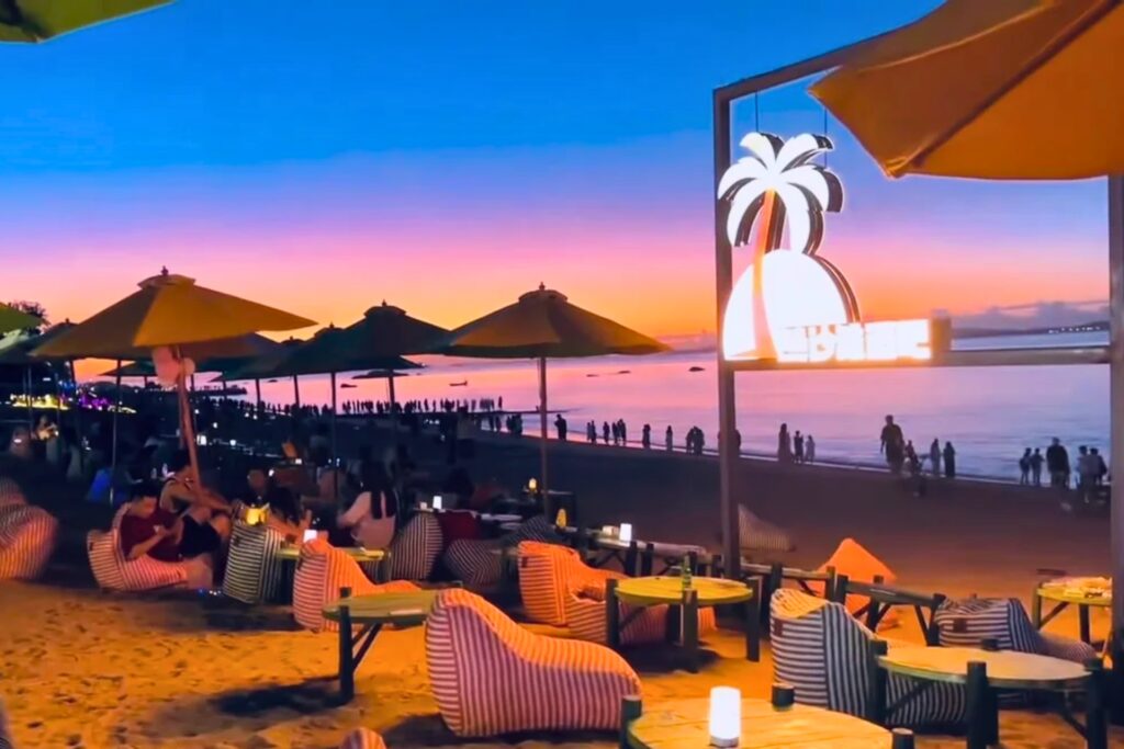 Vue sur la mer depuis un bar en bord de mer à Xiamen, ambiance coucher de soleil