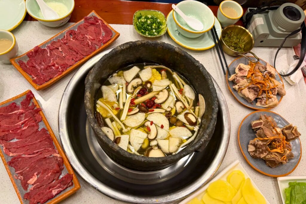 石锅鸡 (stone-pot chicken)
