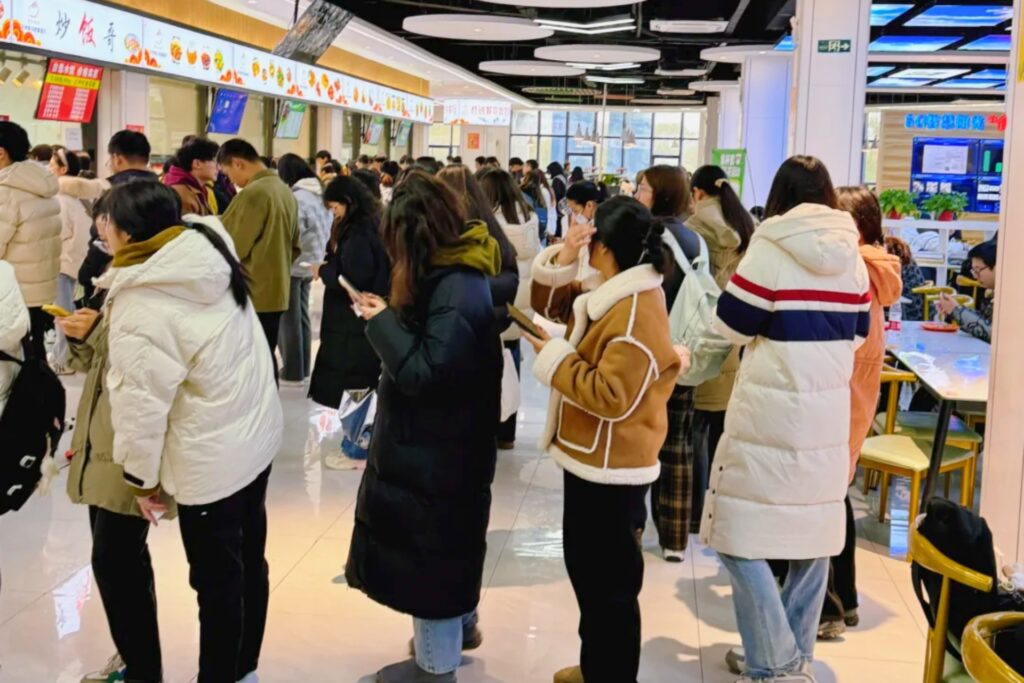 Clients chinois faisant la queue en heure de pointe le midi