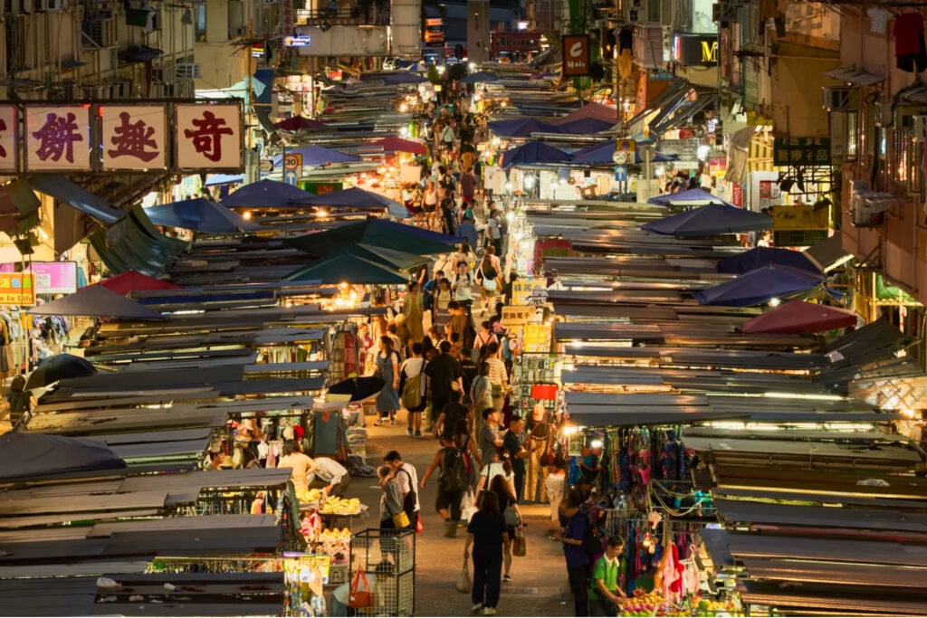 Un marché nocturne à Hong Kong
