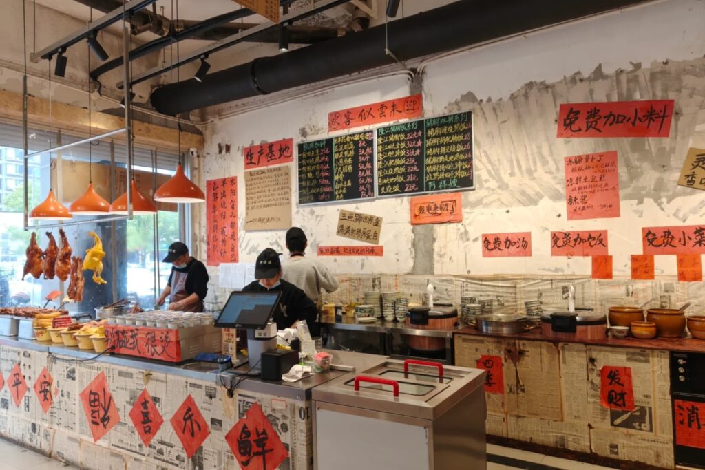 Cuisine simple d’un restaurant chinois local avec préparation de plats du quotidien