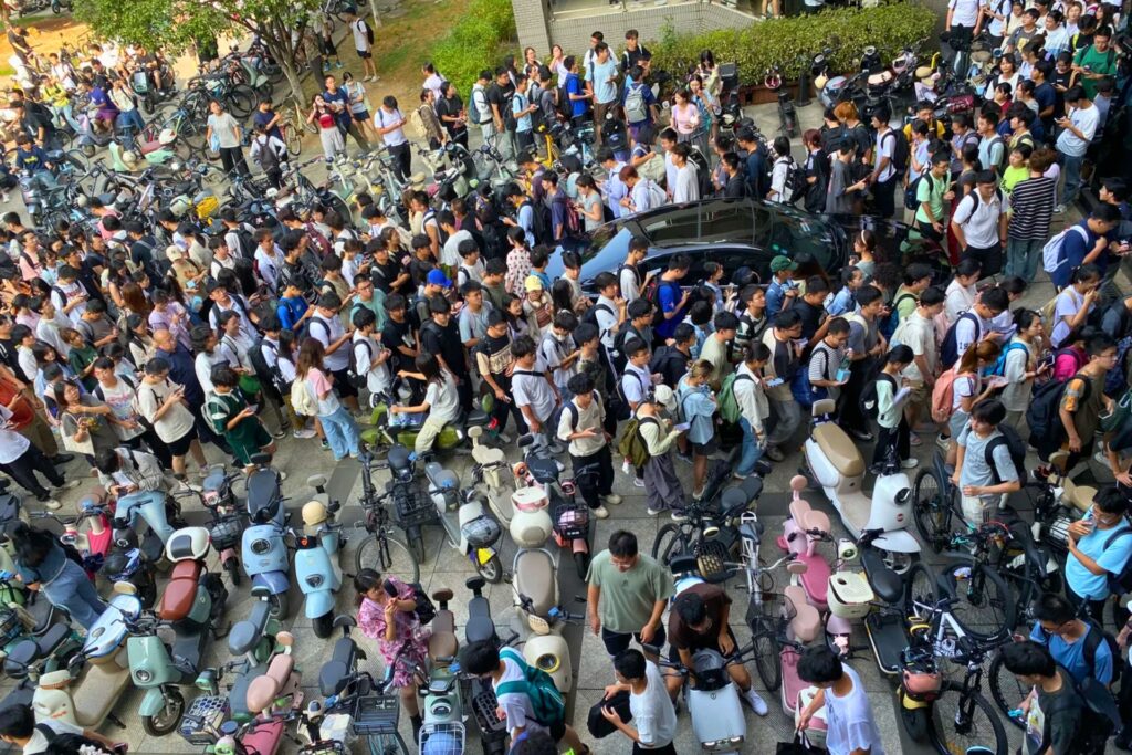 Foule dans un espace public en Chine, rapport collectif à l’espace et à la présence des autres