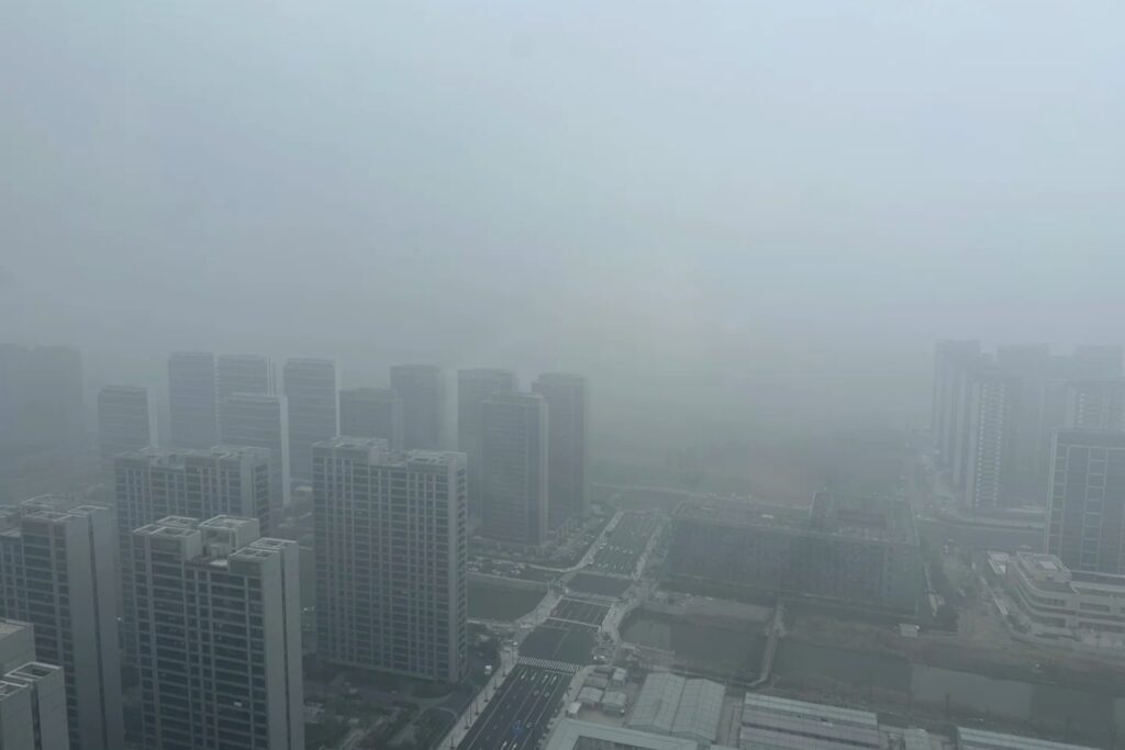 Hangzhou, une ville du sud de la Chine en hiver, temps humide et gris sans neige, conditions souvent plus fatigantes qu’un froid sec